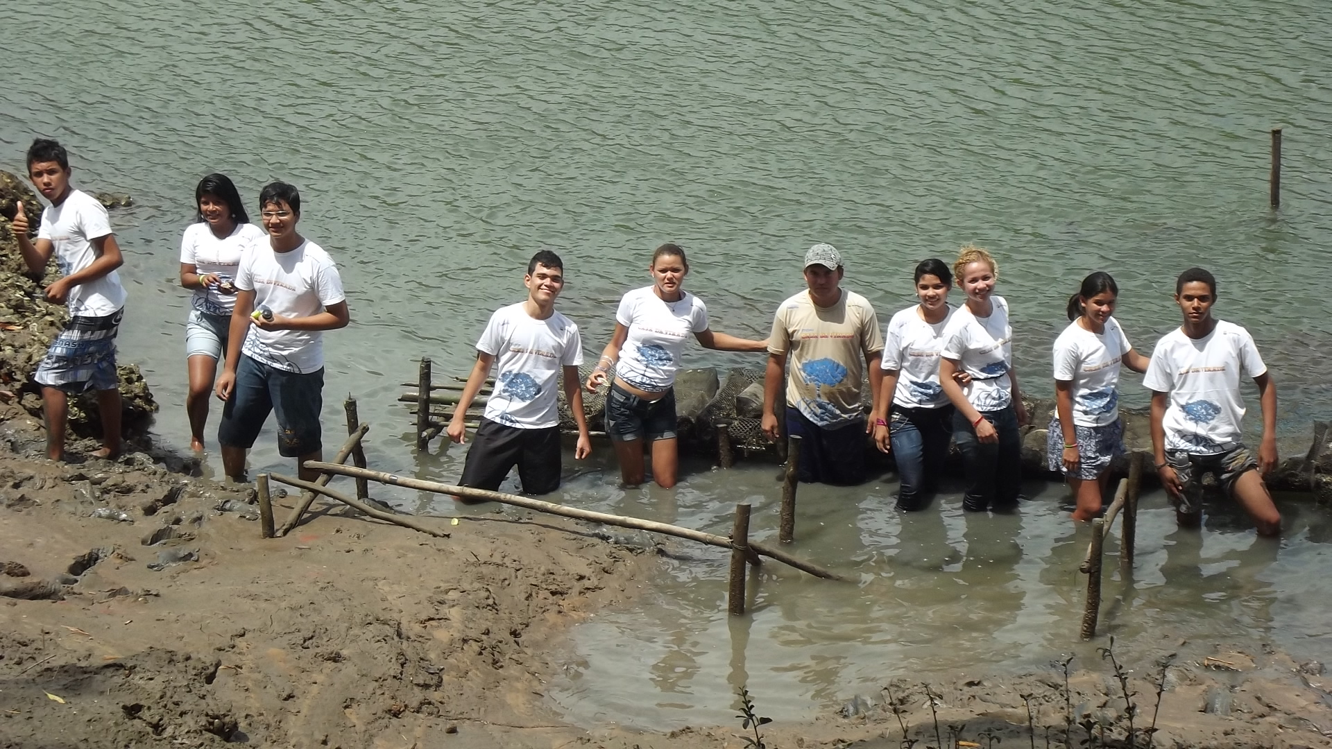 Agentes Ambientais visitam criação de ostras no mangue