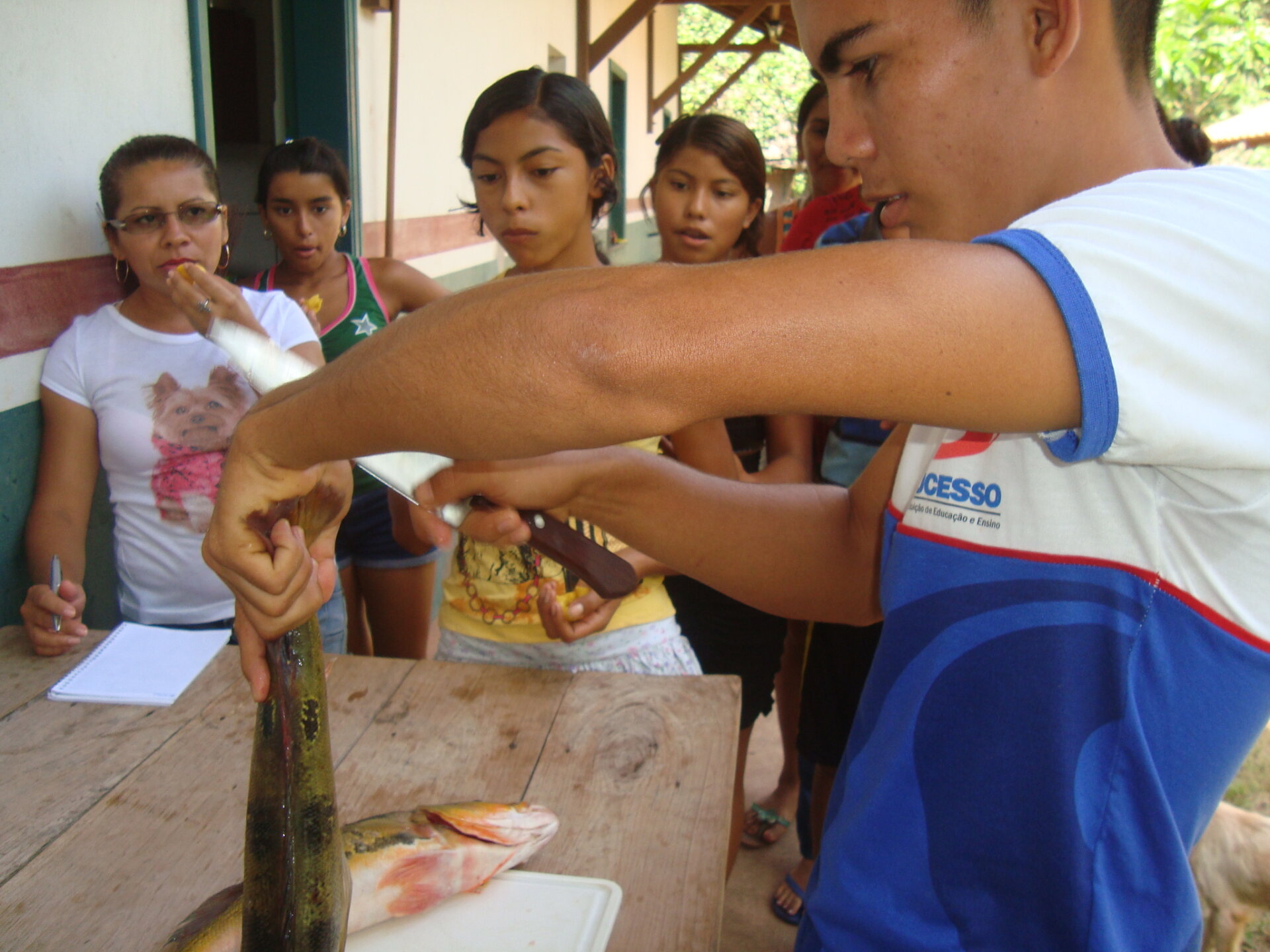 Comunitários acompanham preparação de pratos tradicionais da região