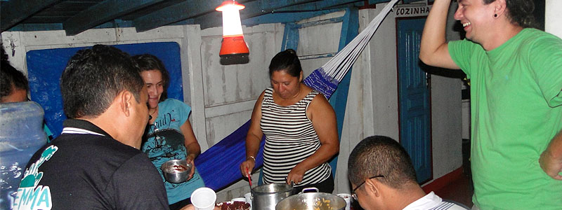 Uso de lanternas com energia solar facilita o dia a dia de pescadores do Rio Canaticu